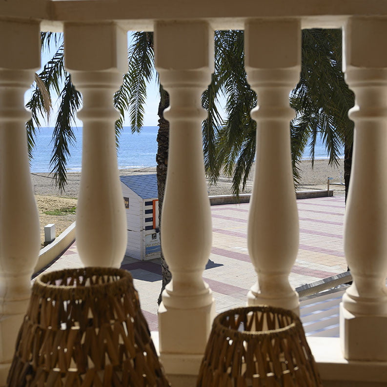 Balkonblick auf Strand und Meer